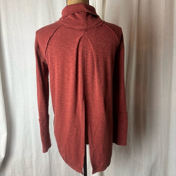 Free People We The Free Split Back Dark Burnt Red Mock Turtleneck Pullover XS - Picture 3 of 8